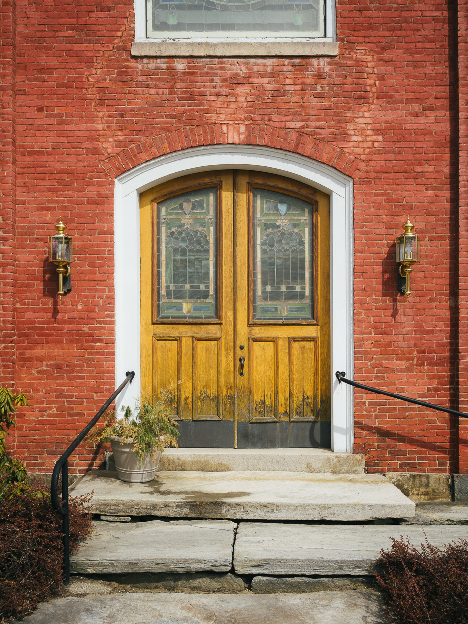 The front doors of the First Baptist Church in Chester, VT